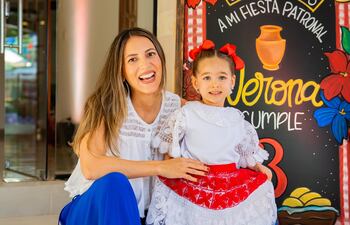 ¡Bellas, madre e hija! Emma Viedma y la cumpleañera Verona Scavone Viedma.
