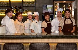 Parte del equipo que atiende en el restaurante de Lido Bar, ubicado en el primer piso del local.