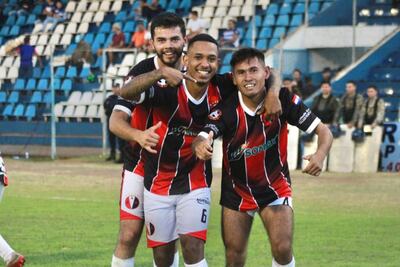 Festejo del lateral Adilson Valdovinos (d), quien marcó el segundo tanto de Amambay. Álvaro Ledezma y Pedro Firmo, acompañan la celebración. (Foto: APF)
