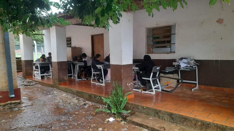 Alumnos se ubican en la galería para resguardarse de la lluvia mientras esperan la culminación de la reparación de la Escuela “Don Justo Quintana”, de María Antonia.