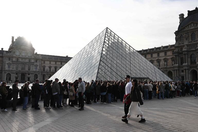 Turistas ávidos de ingresar al Museo del Louvre.