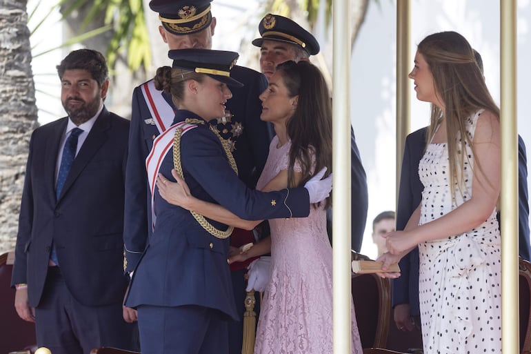 La reina Letizia abraza a la princesa de Asturias, Leonor, en presencia del rey Felipe VI y de la infanta Sofia, durante el acto en San Javier. (EFE/Marcial Guillén)
