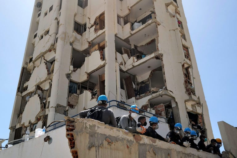 Rescatistas se encuentran sobre los escombros de un edificio colapsado en Caraballeda, estado La Guaira, Venezuela, tras los terremotos. El número de muertos en el desastre de los terremotos gemelos de Venezuela alcanzó los 1.430 el 27 de junio, y se temía que millones más carecieran de saneamiento y otras necesidades básicas mientras los primeros vuelos de ayuda de Estados Unidos llegaban poco a poco a Caracas. 