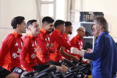 AME5395. SANTIAGO (CHILE), 07/10/2024.- Fotografía cedida por la Federación de Fútbol de Chile (FFCH) del entrenador de la selección chilena de fútbol, Ricardo Gareca (d), y jugadores de la selección hablando durante un entrenamiento este lunes, en el complejo deportivo Juan Pinto Durán, en Santiago (Chile). EFE/ Federación de Fútbol de Chile /SOLO USO EDITORIAL/SOLO DISPONIBLE PARA ILUSTRAR LA NOTICIA QUE ACOMPAÑA (CRÉDITO OBLIGATORIO)