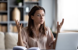 Mujer irritada en el trabajo.