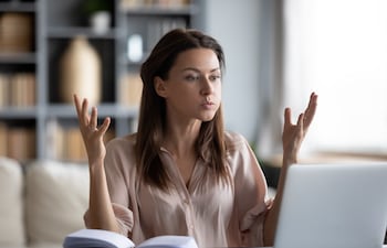 Mujer irritada en el trabajo.
