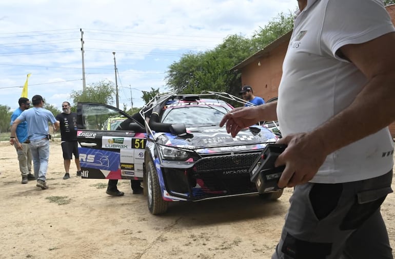 Los autos del Campeonato Nacional de Rally y las Camionetas realizan la instalación del GPS en la Terminal de Ómnibus de la ciudad de Mariscal Estigarribia, cabecera del Rally del Chaco 2026.