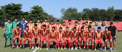 Integrantes del plantel Sub 18 del Club 29 de Setiembre de Luque, que se consagró campeón de la categoría en la Primera B.