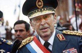 Alfredo Stroessner, expresidente de la República del Paraguay, dictador quien murió impune exiliado en el Brasil tras un golpe de estado militar asestado por sus hombres más leales, entre ellos, su consuegro, el general Andrés Rodríguez. Miles de muertes y torturas se le atibuyen al dictador.
