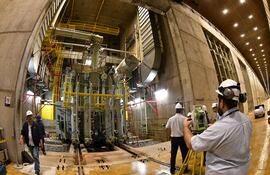 Parte del paisaje interior de la central hidroeléctrica paraguayo/brasileña Itaipú.