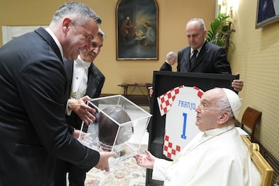 El papa Francisco recibió este miércoles en audiencia privada a jugadores y cuerpo técnico de la selección de fútbol de Croacia y les dio las gracias por "dar ejemplo de hacer equipo" a diez días de su estreno en la Eurocopa de Alemania contra España. "Esto de hacer equipo es un aspecto del deporte que me gusta subrayar, porque es una metáfora de la vida social, en los diversos ambientes en los que se vive y se trabaja junto a los demás", dijo el papa argentino en un encuentro en el que estuvieron presentes jugadores como Luka Modric, Marcelo Brozovic o Mateo Kovacic. EFE/ Divisione Produzione Fotografica SOLO USO EDITORIAL/SOLO DISPONIBLE PARA ILUSTRAR LA NOTICIA QUE ACOMPAÑA (CRÉDITO OBLIGATORIO)
