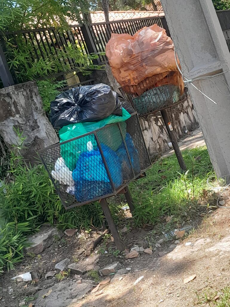 Las bolsas de basura se acumulan frente a las viviendas del barrio Centro.