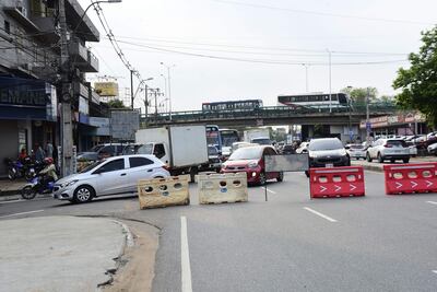 Vehículos son desviados al ingresar a Asunción por la avenida Eusebio Ayala, este jueves.