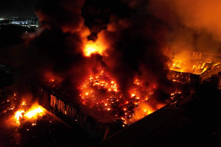 Esta vista aérea muestra un incendio tras una explosión en una zona industrial de Ezeiza, provincia de Buenos Aires, Argentina, el 15 de noviembre de 2025. Fuertes explosiones sacudieron una zona industrial y provocaron un incendio al sur de Buenos Aires la noche del 14 de noviembre de 2025, según informaron las autoridades. Al menos 22 personas fueron hospitalizadas.