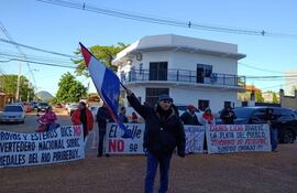 Pobladores de Arroyos y Esteros se manifestaron frente a la gobernación de Cordillera.