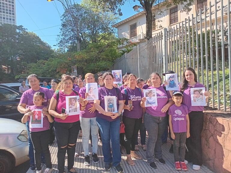 El pasado 8 de enero, padres y familiares de personas con epilepsia se manifestaron frente al Ministerio de Salud exigiendo la provisión de medicamentos. 
