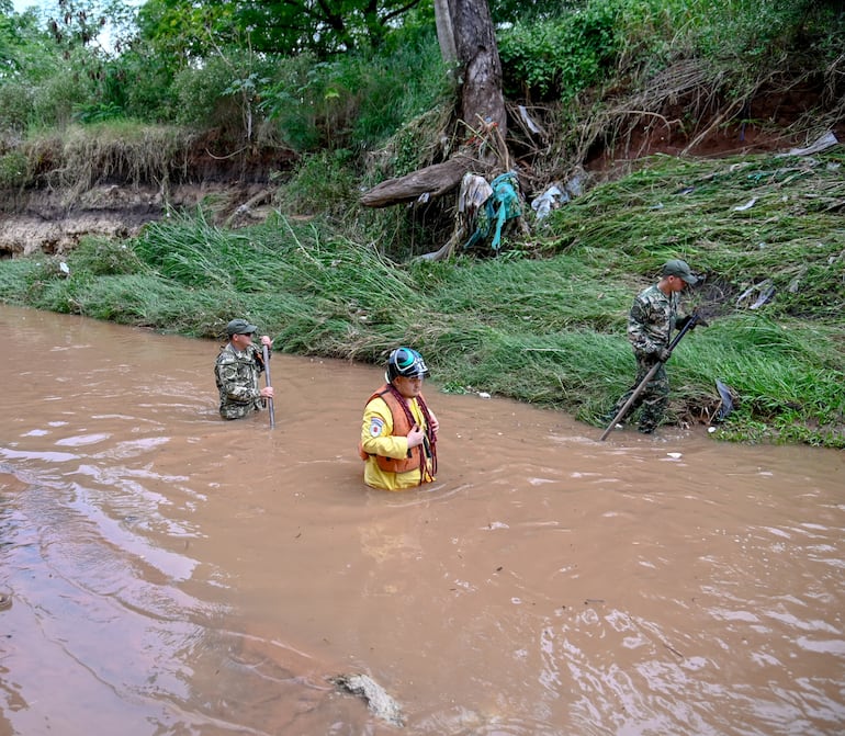 Bomberos voluntarios y personal militar durante el operativo de búsqueda del pequeño Tobias.