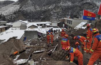 El número de víctimas tras un corrimiento de tierra en el que 44 personas quedaron enterradas en la madrugada de este lunes en la provincia meridional china de Yunnan aumentó en las últimas horas de 20 a 31, informa la agencia estatal Xinhua.