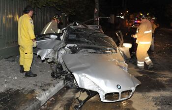 Así quedó el automóvil conducido por Jennifer Ruiz Díaz, tras protagonizar un aparatoso accidente en el que perdió la vida su acompañante, el "farandulero" Jorge Berra. Ahora, la modelo y la firma propietaria del rodado deben indemnizar a la madre de la víctima fatal.