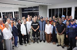 Fotografía cedida por el Palacio de Miraflores de la presidenta encargada de Venezuela, Delcy Rodríguez, posando junto a rescatistas internacionales este sábado, en La Guaira (Venezuela).