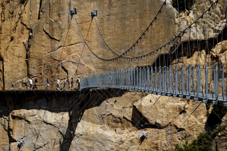 Así es el puente colgante más largo de España: 110 metros sobre un desfiladero - Viajes
