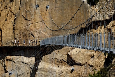 El Caminito del Rey, situado en el paraje natural del desfiladero de los Gaitanes de la provincia de Málaga, reescribe su historia con un nuevo puente colgante de 110 metros, que es el más largo de España de estas características y que da un nuevo salto en la espectacularidad de este recorrido.