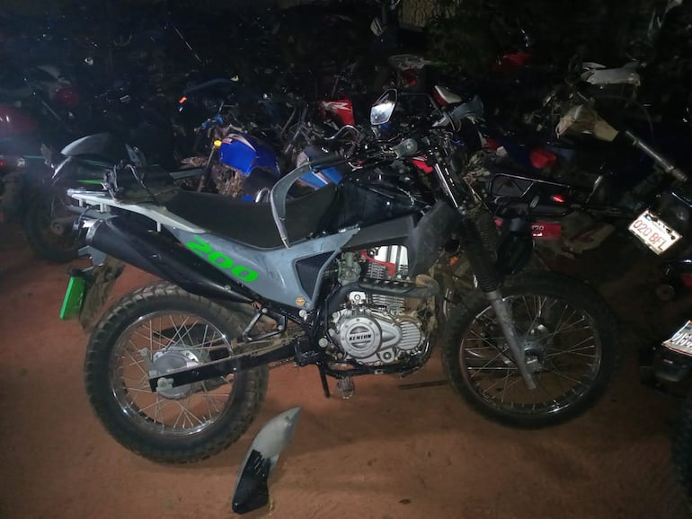 La motocicleta en la que se desplazaban los jóvenes que resultaron heridos.