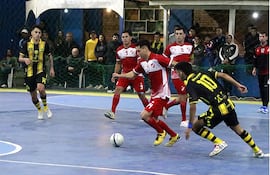Independiente (rojo) y Atenas protagonizaron un emocionante partido, en la fecha inaugural de la Copa de Oro de fútbol de salón.