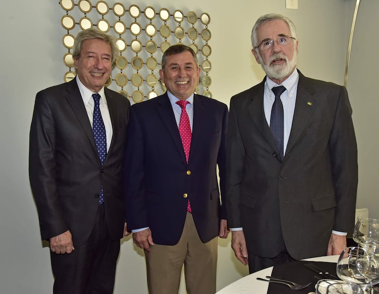 El embajador de Uruguay, Eduardo Bouzout, el senador Luis Pettengill, y el embajador de Brasil, José Antonio Marcondes de Carvalho.