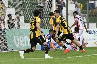 El capitán aborigen, Luis Martínez celebra el primer gol convertido en Trinidad, ante la atenta mirada de su compañero Diego Fernández.