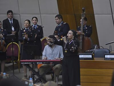 Lizza Bogado recibió la Orden al Mérito Comuneros y entonó varias canciones en la Cámara de Diputados.