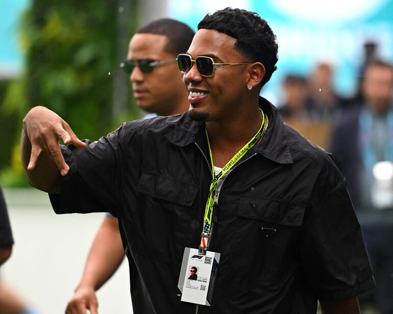 El rapero puertorriqueño Myke Towers en el Paddock antes del Gran Premio de F1 de Miami en el Autódromo Internacional de Miami. (Rudy Carezzevoli/Getty Images/AFP)
