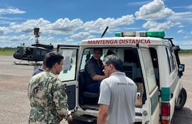 Los funcionarios del Ministerio Público que fueron atacados por un enjambre de abejas, en el aeropuerto de Concepción.