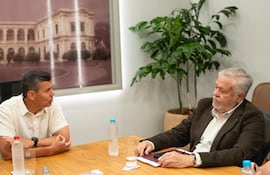 El presidente de la República, Santiago Peña con el presidente del IPS, Jorge Britez.