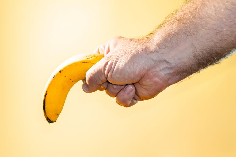Una leve curvatura del pene suele ser normal. La preocupación aparece cuando el cambio es reciente, hay dolor, nódulos o dificultades para tener relaciones.