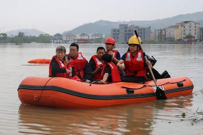 Rescatistas trabajan en una zona inundada de la ciudad de Wenling, en la provincia china de Zhejiang.