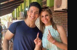 El "nepobabie" Elías Martín Godoy Torres y su madre, la diputada liberocartista Roya Torres.