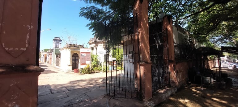 El portón N° 3, uno de los principales accesos al cementerio, muestra grietas en los pilares que sostienen sus rejas. 