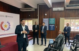 El presidente del Senacsa, Dr. José Carlos Martin, con los directores generales, Dr. Primo Feltes, Dr. Julio Barrios, Dr. Manuel Barboza, entre otros, durante la rueda de prensa con la JICA.