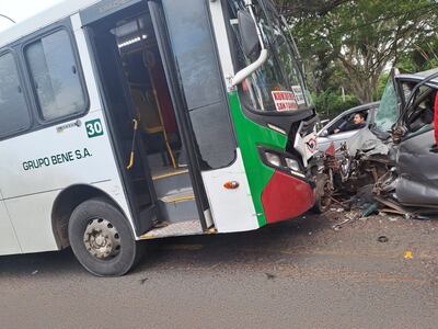 bus choca contra un automóvil