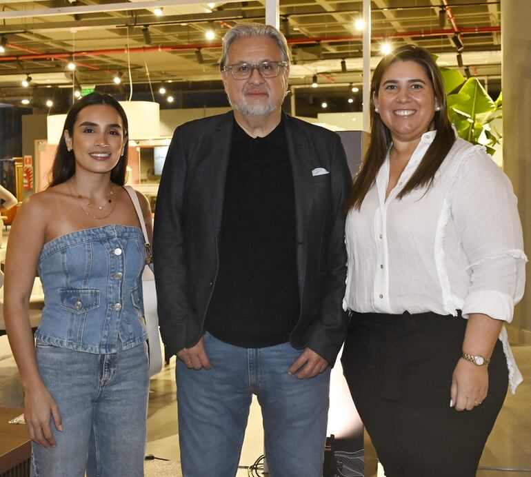 Fabiola Pintos, César Aquino y Adriana Appleyard.