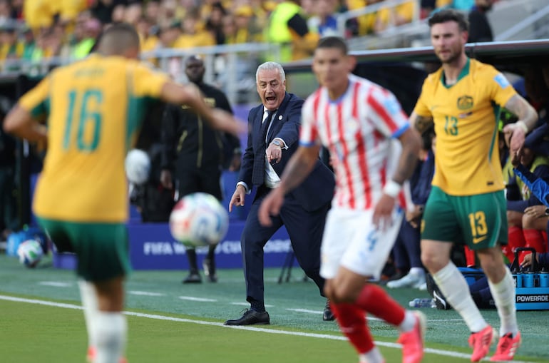 El director técnico de Paraguay, Gustavo Alfaro, reacciona durante el partido del Grupo D de la Copa Mundial de la FIFA 2026 entre Paraguay y Australia en el San Francisco Bay Area Stadium.