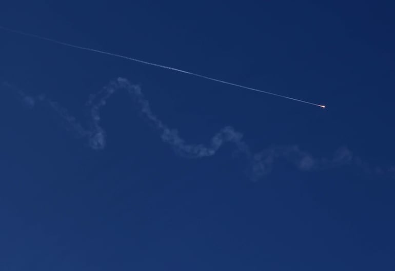 Un misil iraní sobrevuela Cisjordania en dirección a Israel este lunes.