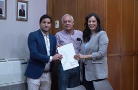 La ministra del MOPC, Claudia Centurión, con los representantes de uno de los consorcios, tras la firma del contrato. Todavía se debe rubricar el documento de los lotes 3 y 4.