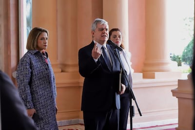 Enrique Riera (c), esta mañana al salir del Consejo de Ministros.