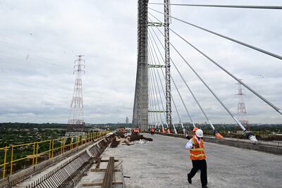 El puente que unirá Asunción con Chaco’i se construyó en medio de dos torres de alta tensión. Avanzó 95%.