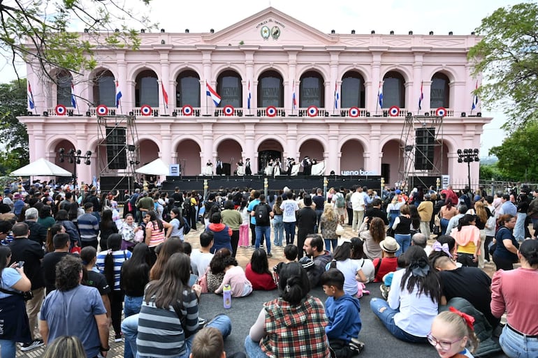 Descuidistas empañaron festejos: aprovecharon aglomeración para robar carteras y celulares