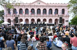 La plaza frente al Cabildo convocó a una gran cantidad de personas. En este lugar se desarrollaron los diversos shows artísticos a lo largo de la tarde y la noche.