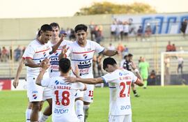 Los jugadores de Nacional celebran un gol en el partido frente a General Caballero de Juan León Mallorquín por la cuarta fecha del torneo Clausura 2025 de la Primera División de Paraguay en el estadio Arsenio Erico, en Asunción, Paraguay.