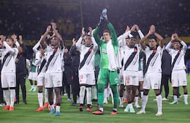 Jugadores de Vasco da Gama saludan a los aficionados este martes, al final del partido de ida de las semifinales de la Copa Sudamericana entre Boca Juniors y Vasco da Gama en el estadio La Bombonera en Buenos Aires.